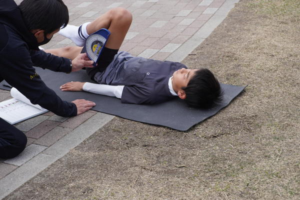 どこでもチェック可能（グラウンド横で実施している様子）.JPG