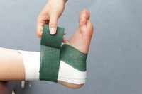 内くるぶしから、アキレス腱、外くるぶしの少し上と足首を一周