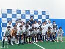 「サッカーが大好きな気持ちを大切にしてほしい」日本代表菅原由勢選手が子どもたちと英語でサッカー体験